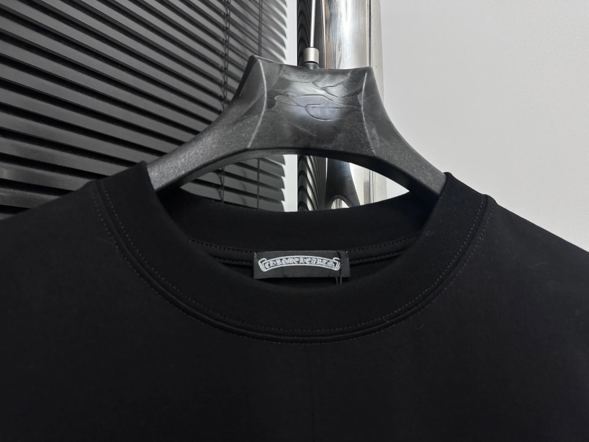 🅿️190 [ChromeHearts] ChromeHearts 25ss round neck T-shirt Original fabric Official same style Short-sleeved T-shirt Customized 260g same vat dyed fabric Very comfortable to the touch Latest brick cabinet synchronization for spring and summer Fashionable and personalized Super versatile and good-looking Very suitable for both men and women A must-have item Tag Collar label Washed wheat Complete with three standards Color: Black White Size: XS-L
